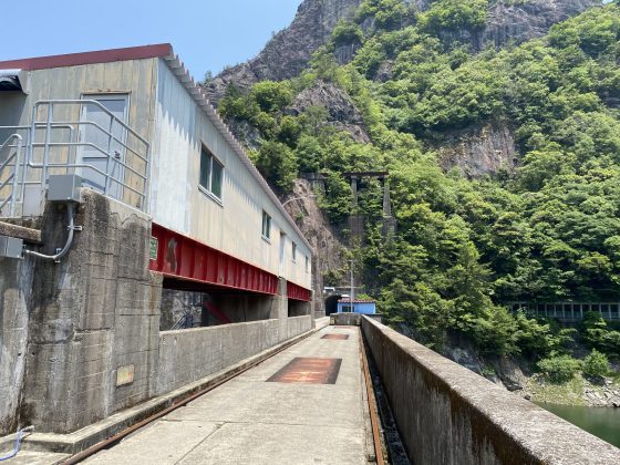 日向神ダムに車突っ込む 女性１人の死亡が確認 - YouTube